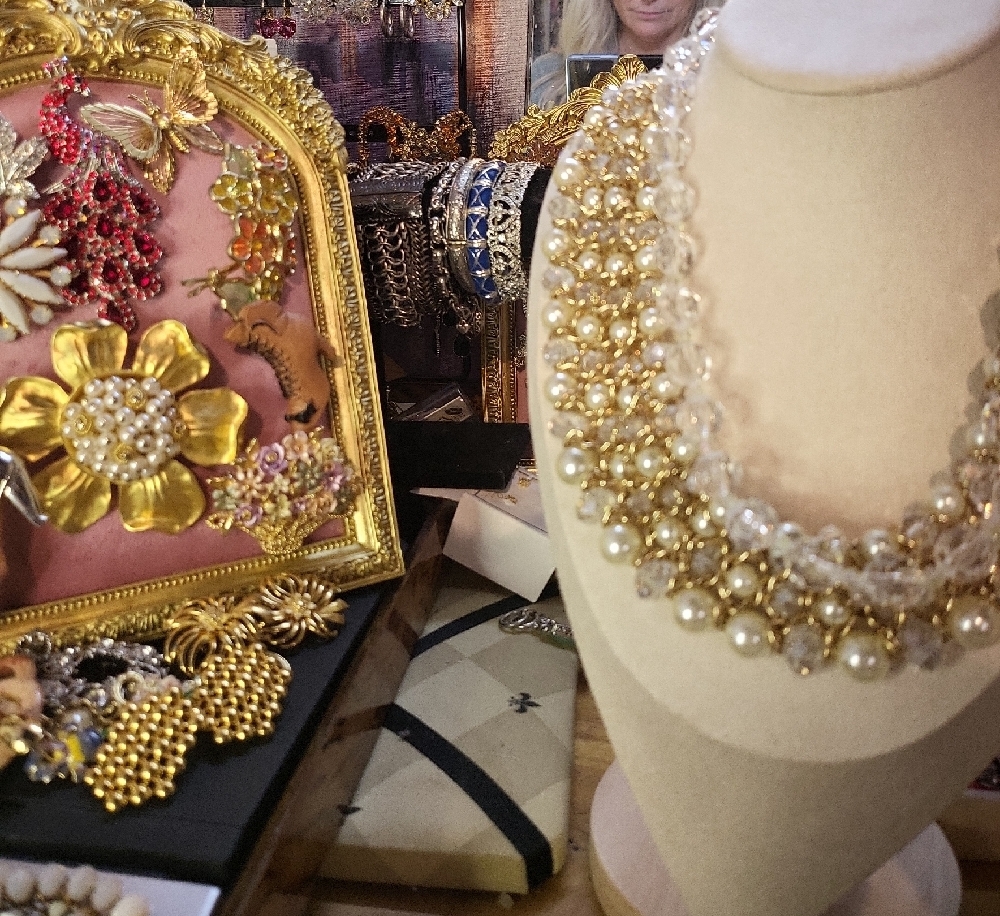 Elegant Gold and Pearl Necklace